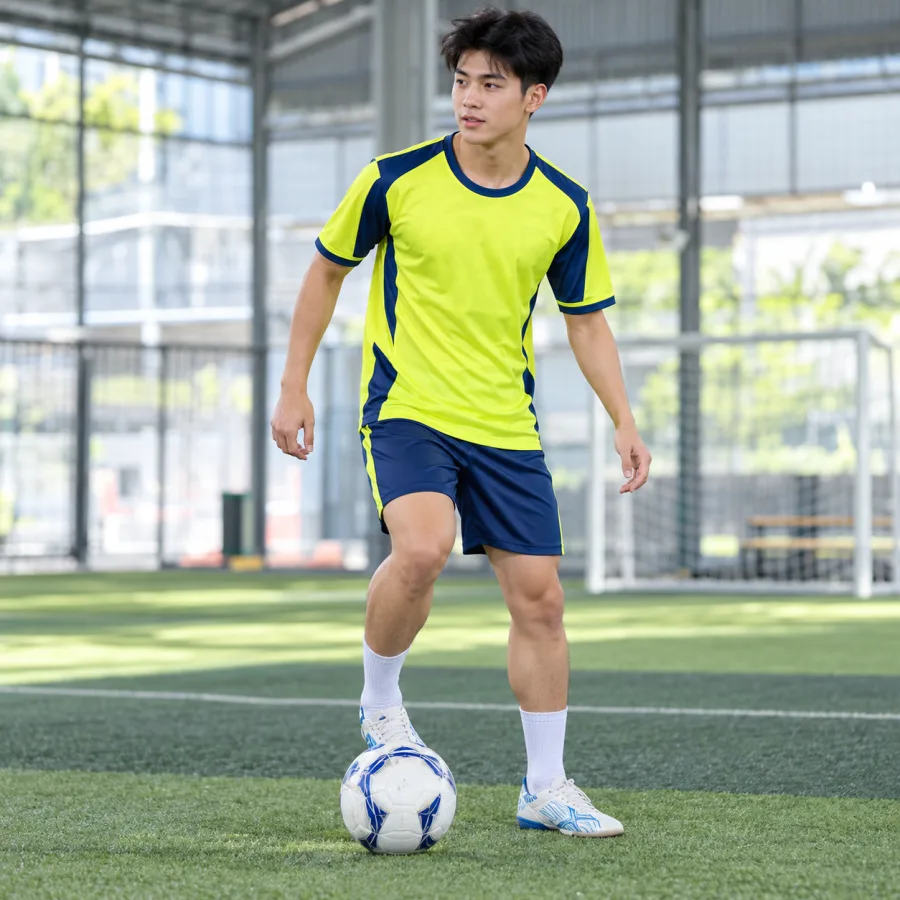 Áo bóng đá thiết kế nam vàng chanh phối xanh đậm, vải thun thể thao nhanh khô, cổ tròn – phối màu tương phản