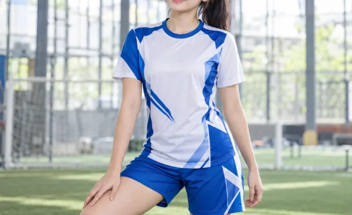 Đồng phục bóng đá doanh nghiệp nữ trắng phối xanh cobalt, vải thể thao tái chế, cổ tròn – hình học mạnh mẽ